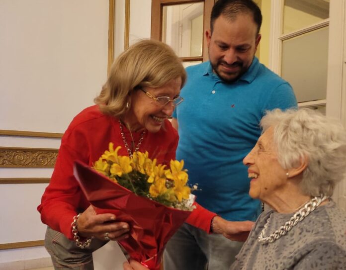Profesora Susana Ratto recibe ramo de Flores