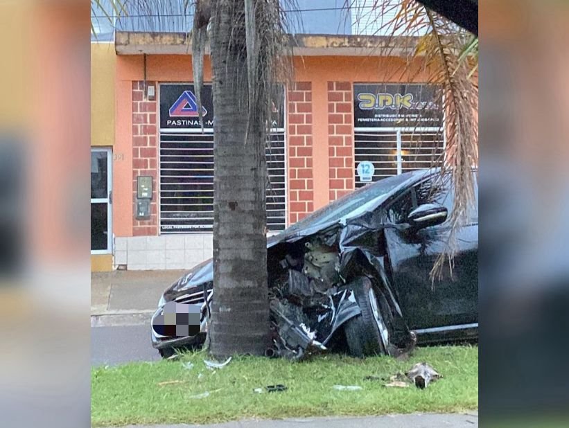 Conductora Perdió El Control De Su Vehículo E Impactó Contra Una Palmera Del Bv Díaz Vélez La 6144