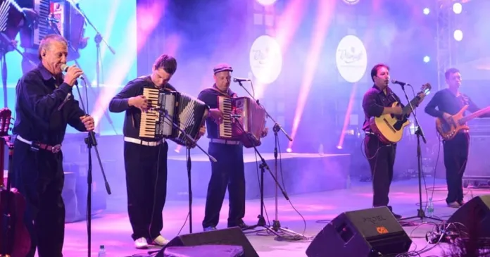 plaza-columna-los-majestuosos-del-chamamé